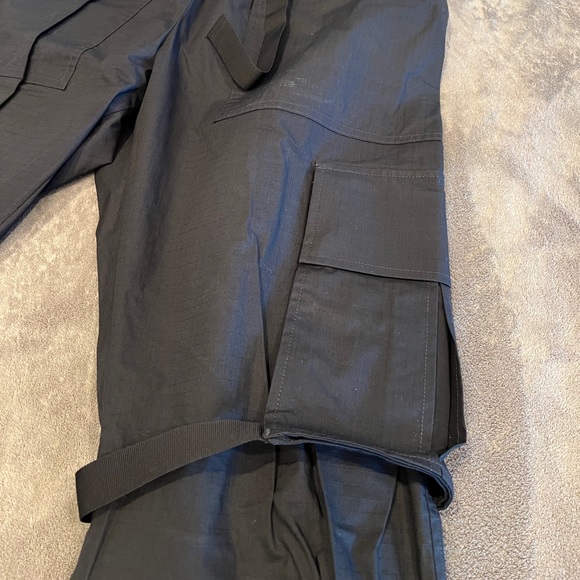 OFF-WHITE Cargo pants with straps and buckle - Picture 4 of 9